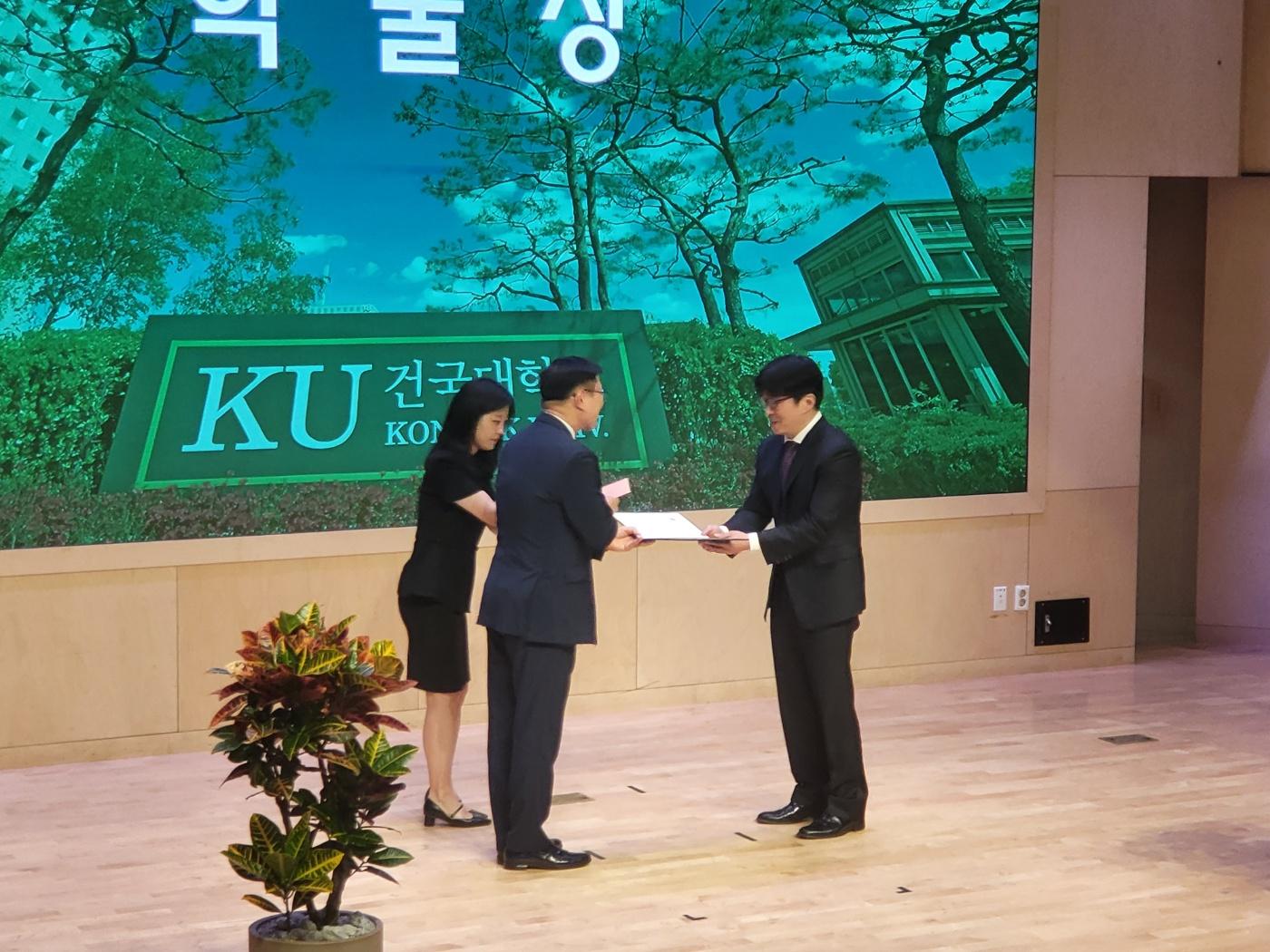 개교 78주년 기념 학술상 수상 '오인하 교수님' 대표이미지